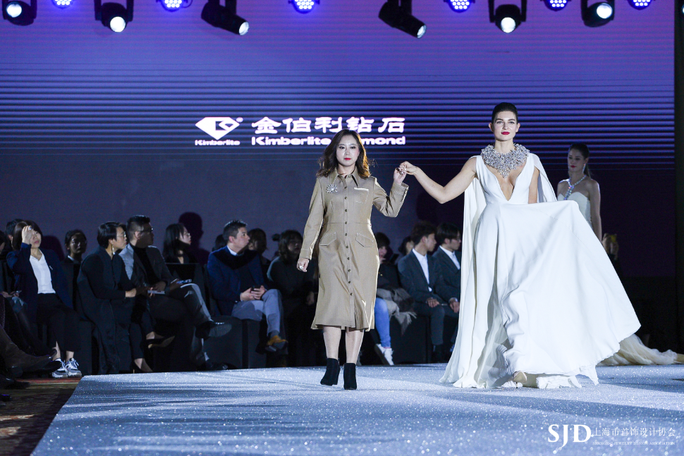 金伯利鉆石資深設(shè)計(jì)師黃瑋女士（左）